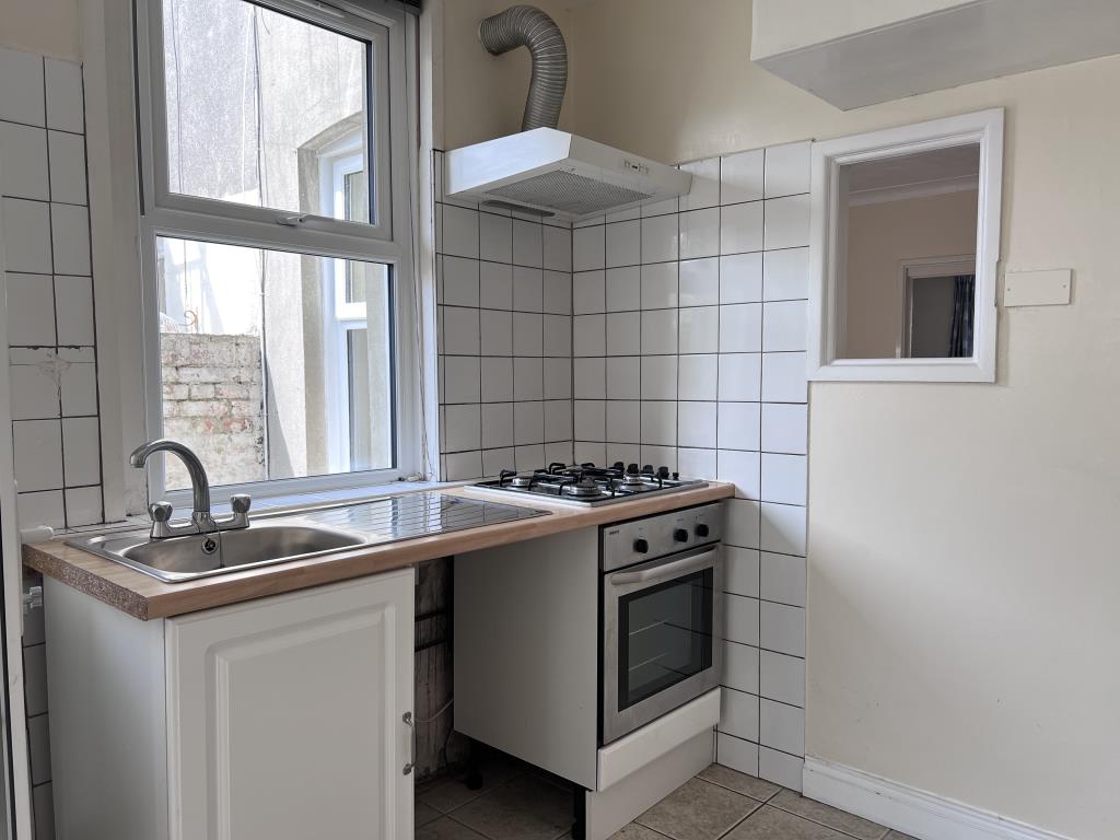 Lot: 15 - FREEHOLD PROPERTY ARRANGED AS TWO FLATS - Ground floor flat kitchen